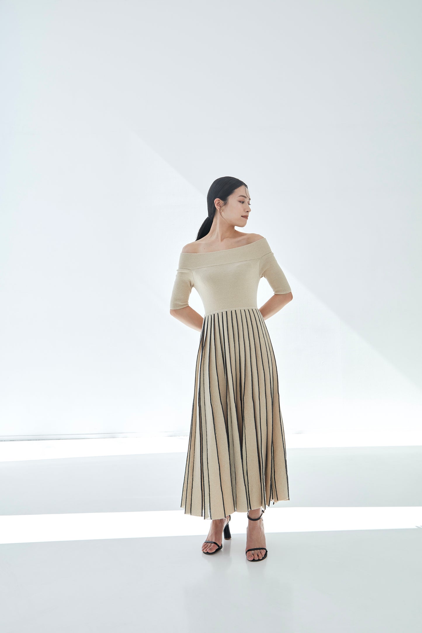 Off shoulder Pleats knit dress