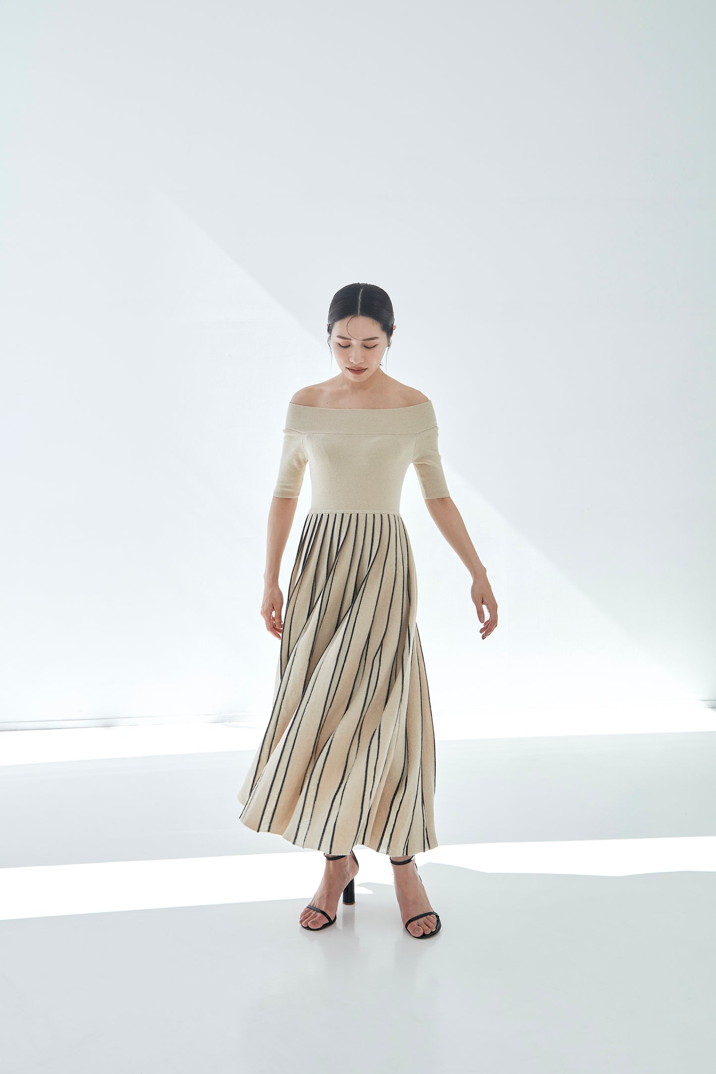 Off shoulder Pleats knit dress