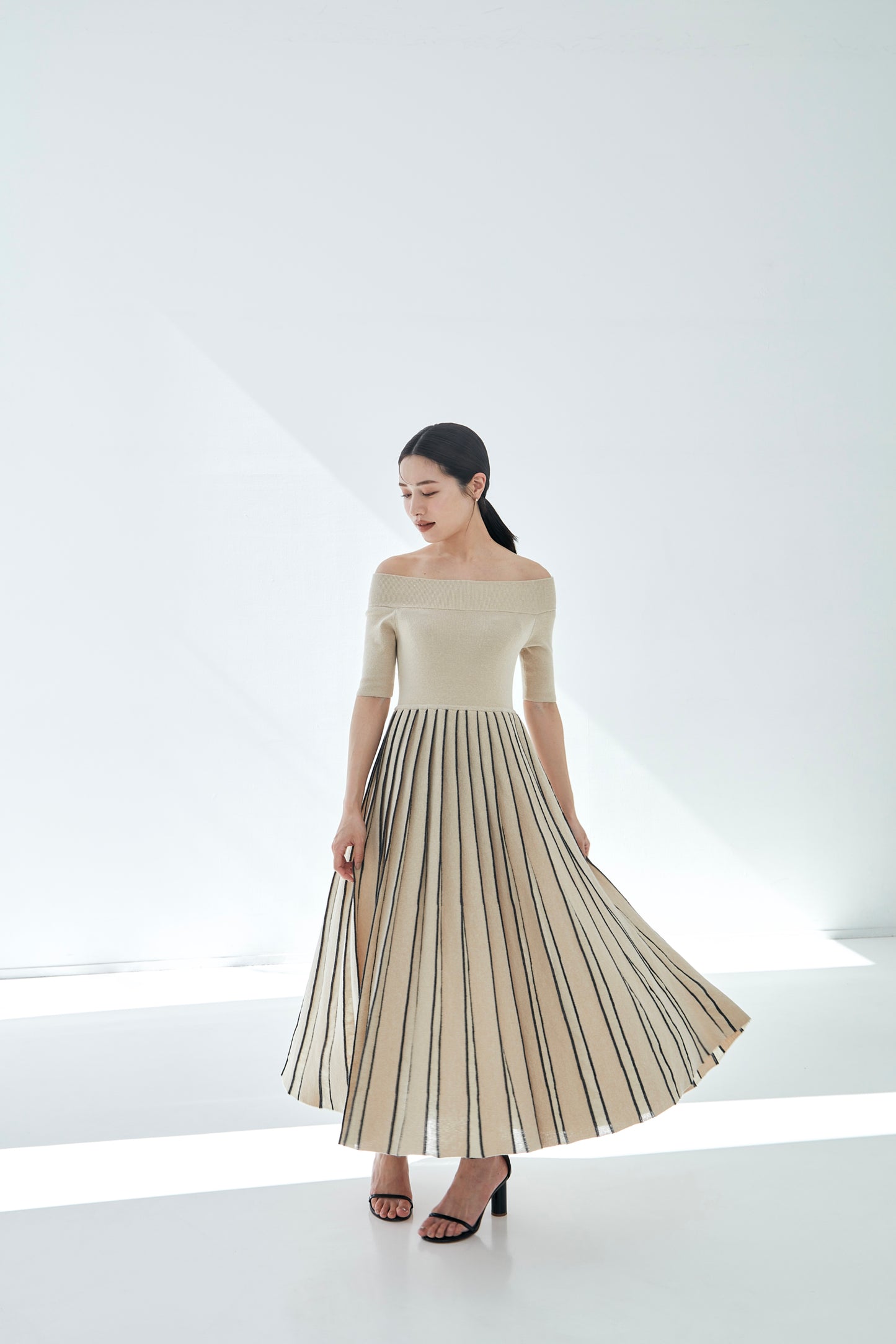 Off shoulder Pleats knit dress