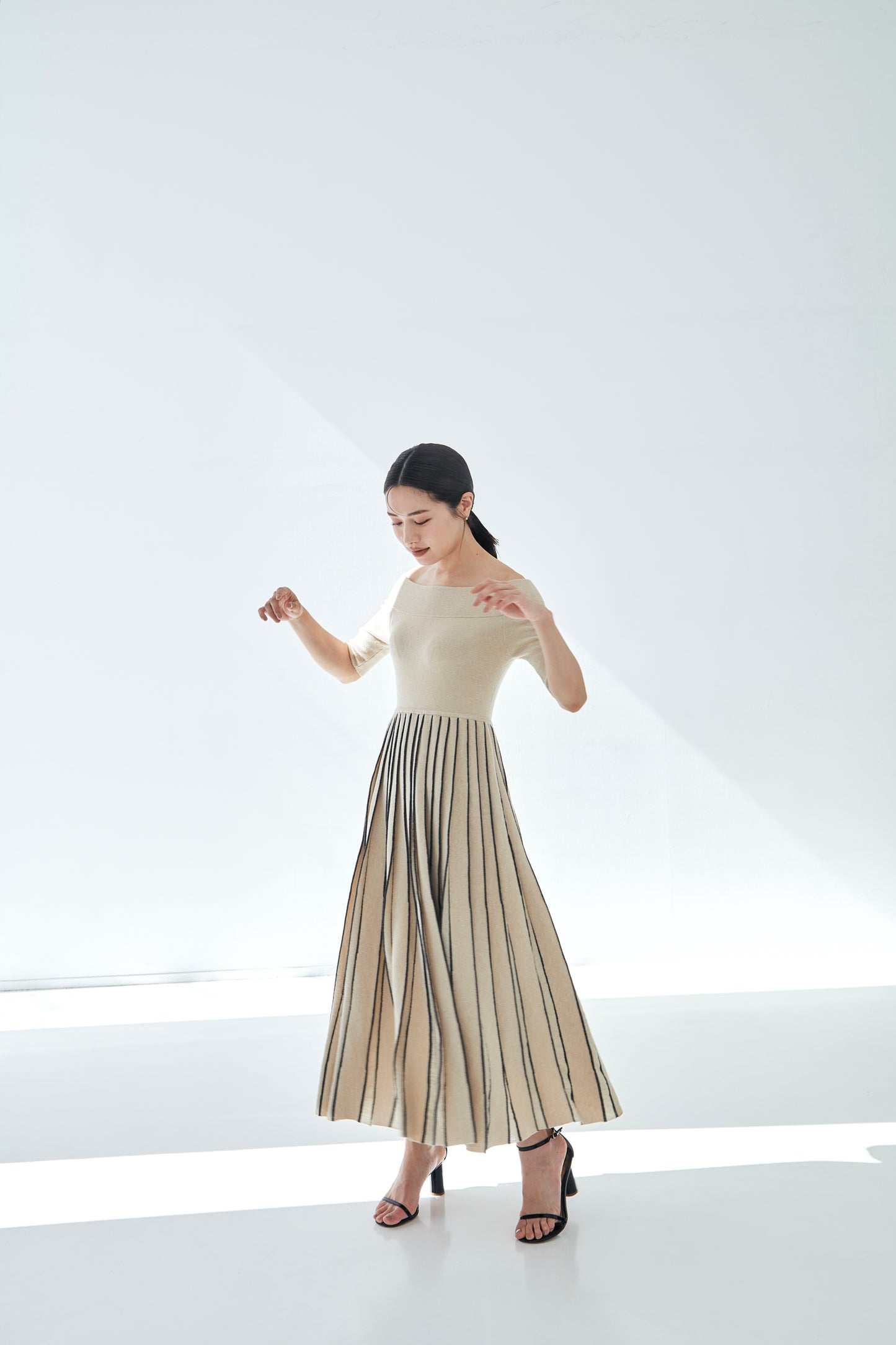 Off shoulder Pleats knit dress