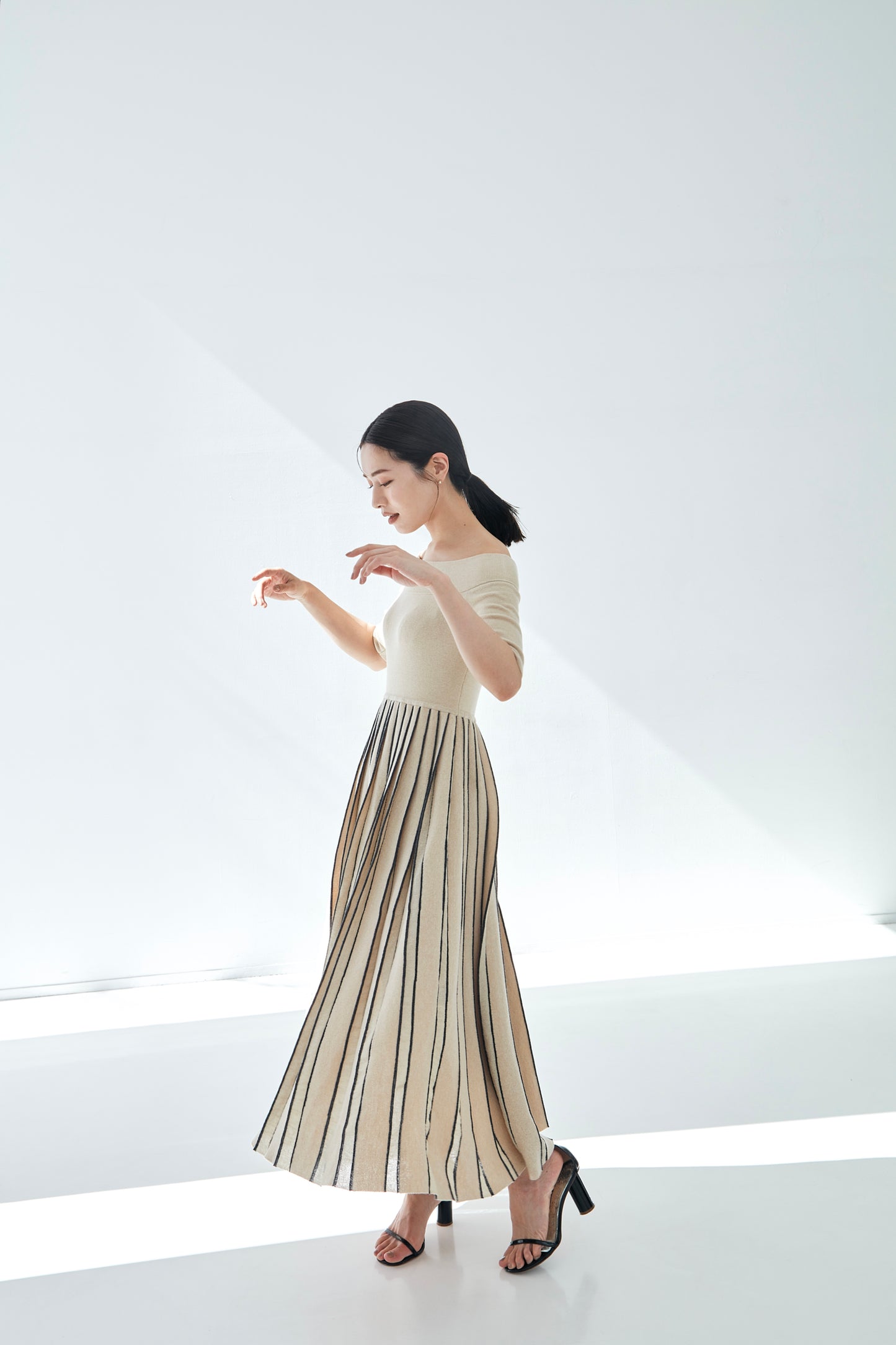 Off shoulder Pleats knit dress