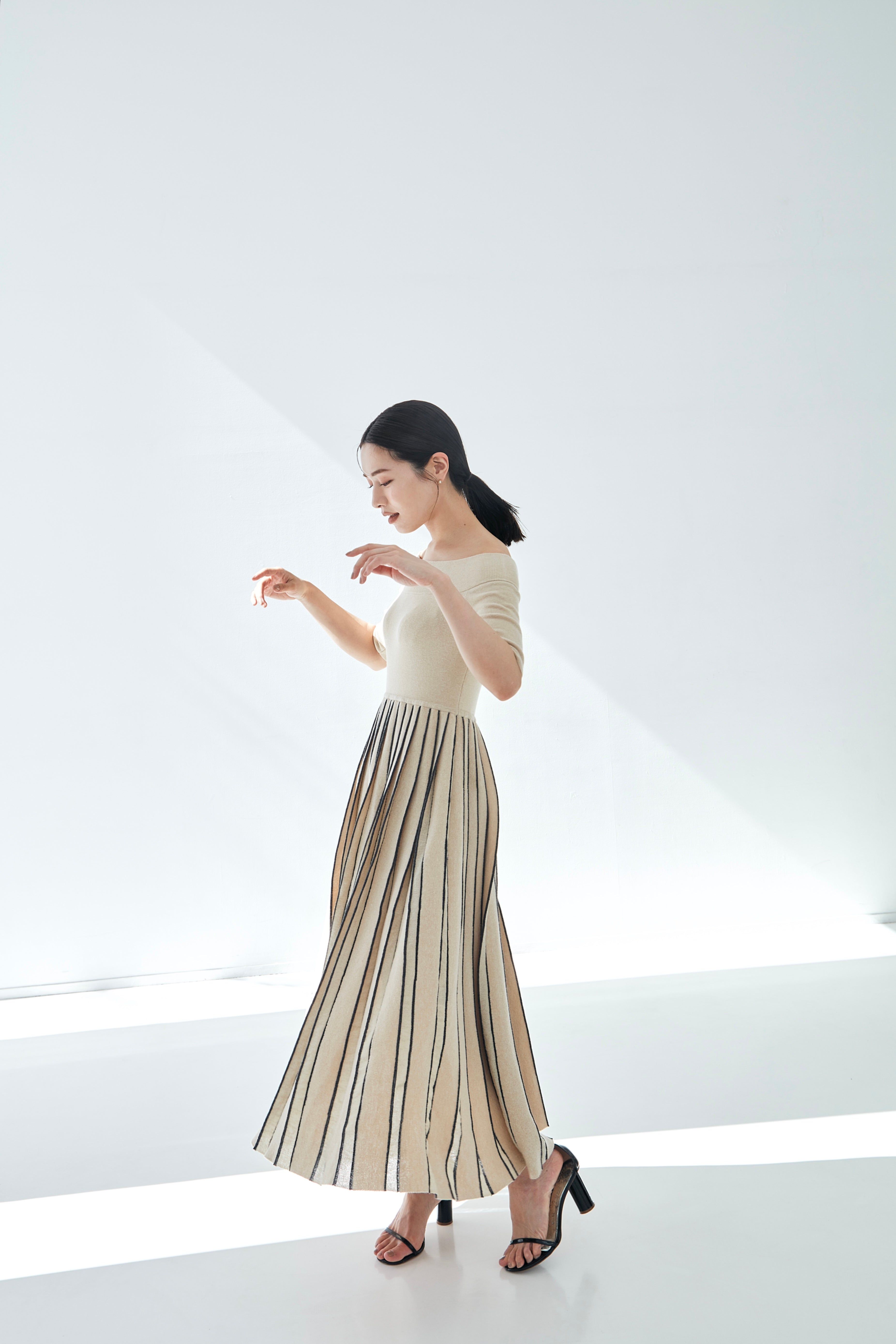 Off shoulder Pleats knit dress