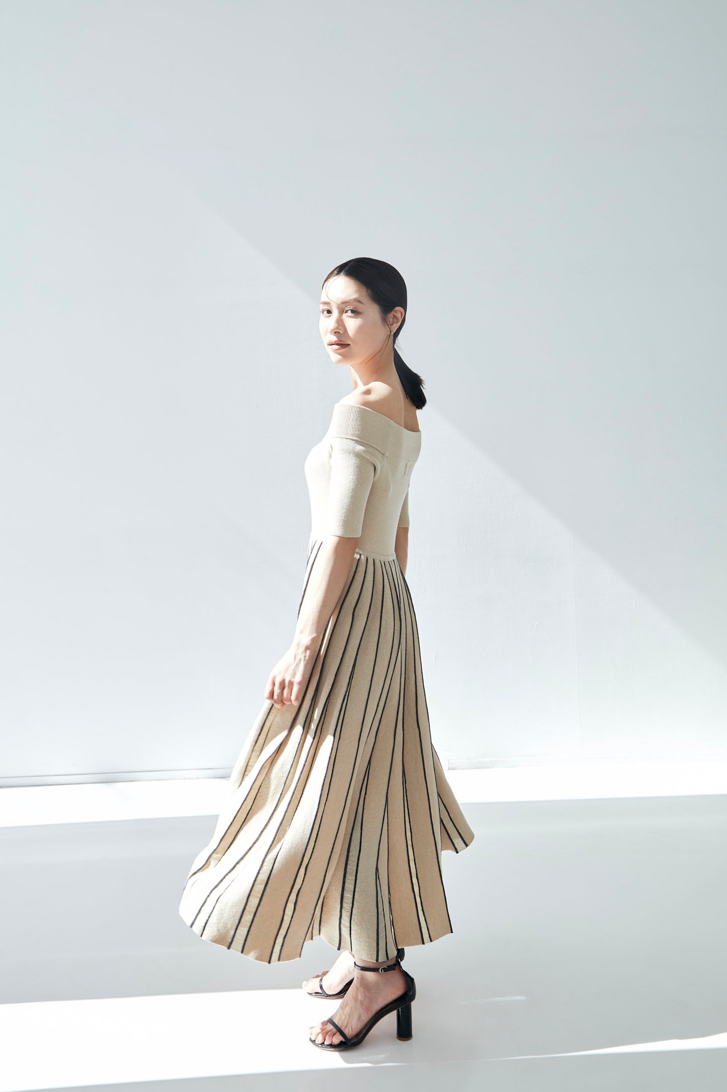 Off shoulder Pleats knit dress