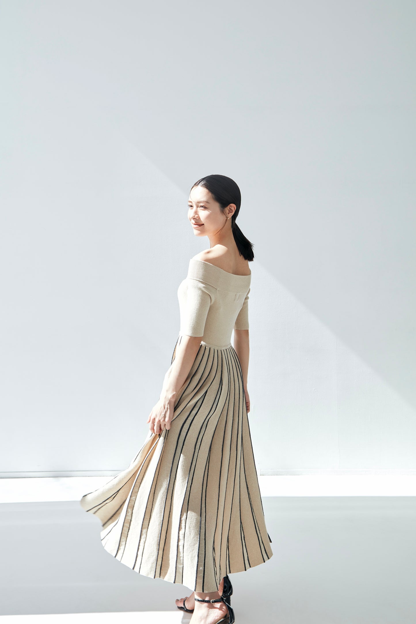 Off shoulder Pleats knit dress