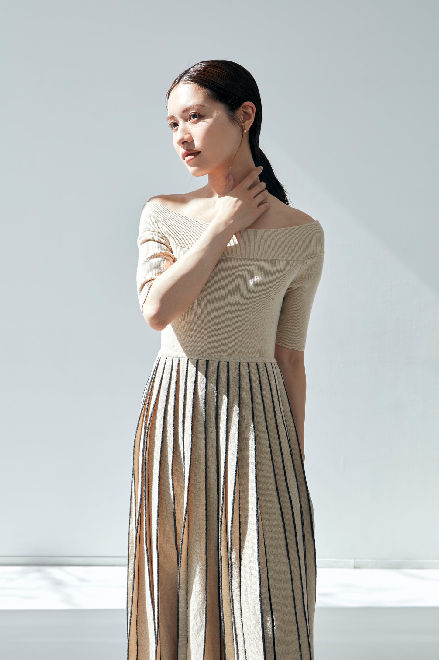 Off shoulder Pleats knit dress