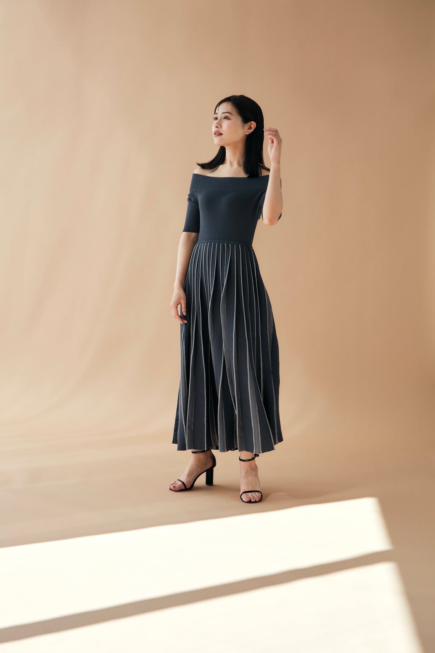 Off shoulder Pleats knit dress