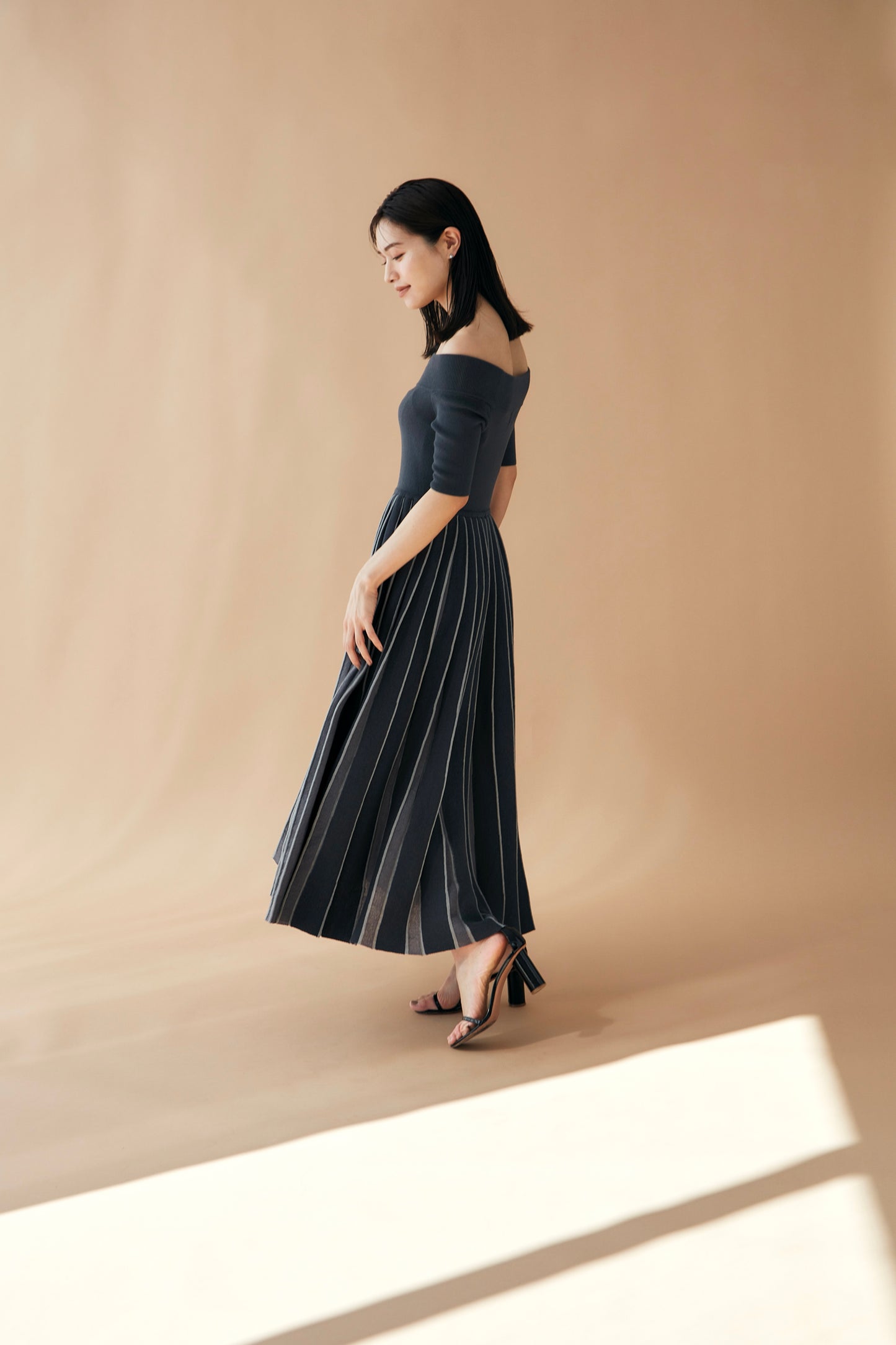 Off shoulder Pleats knit dress