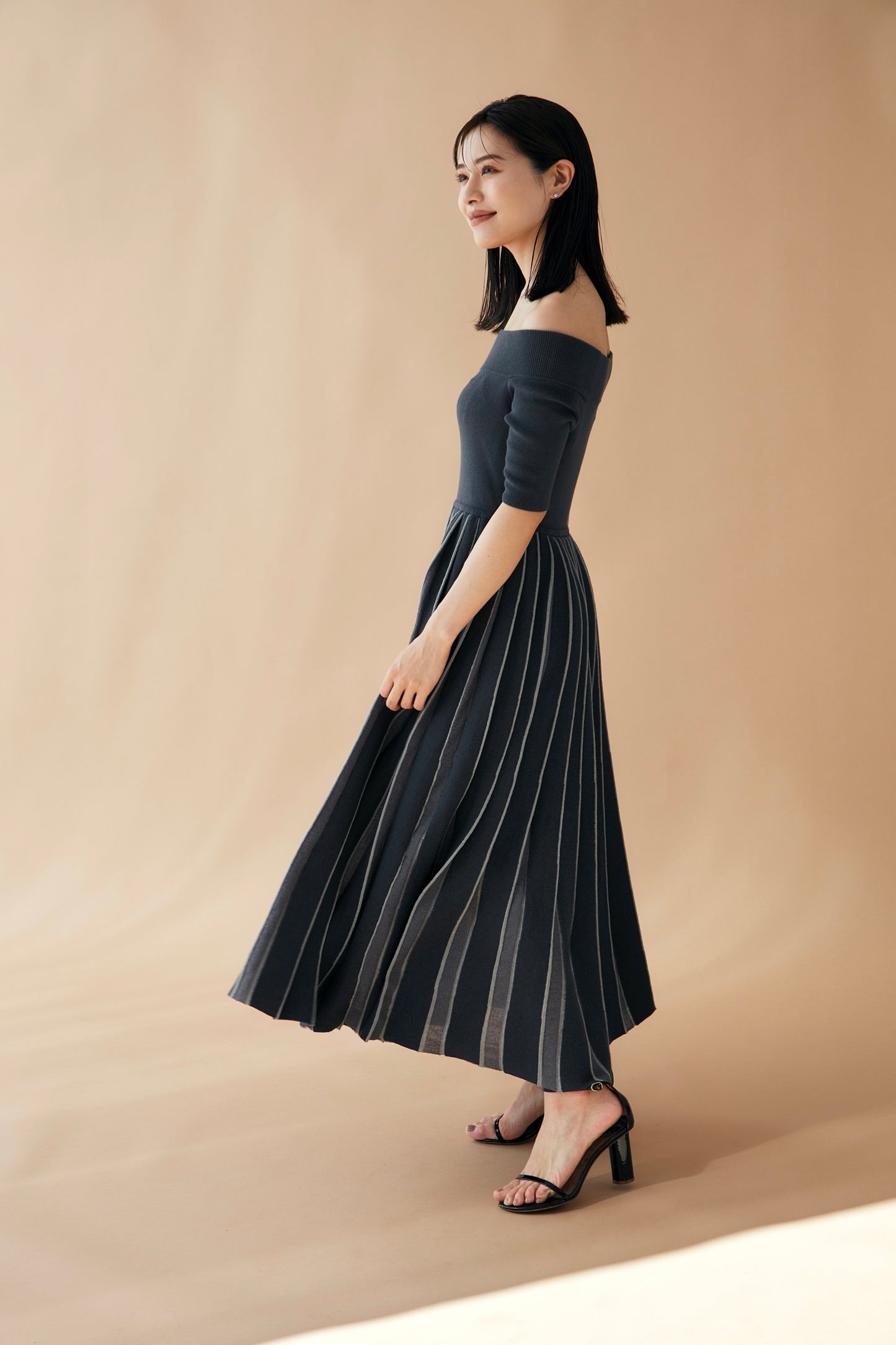 Off shoulder Pleats knit dress