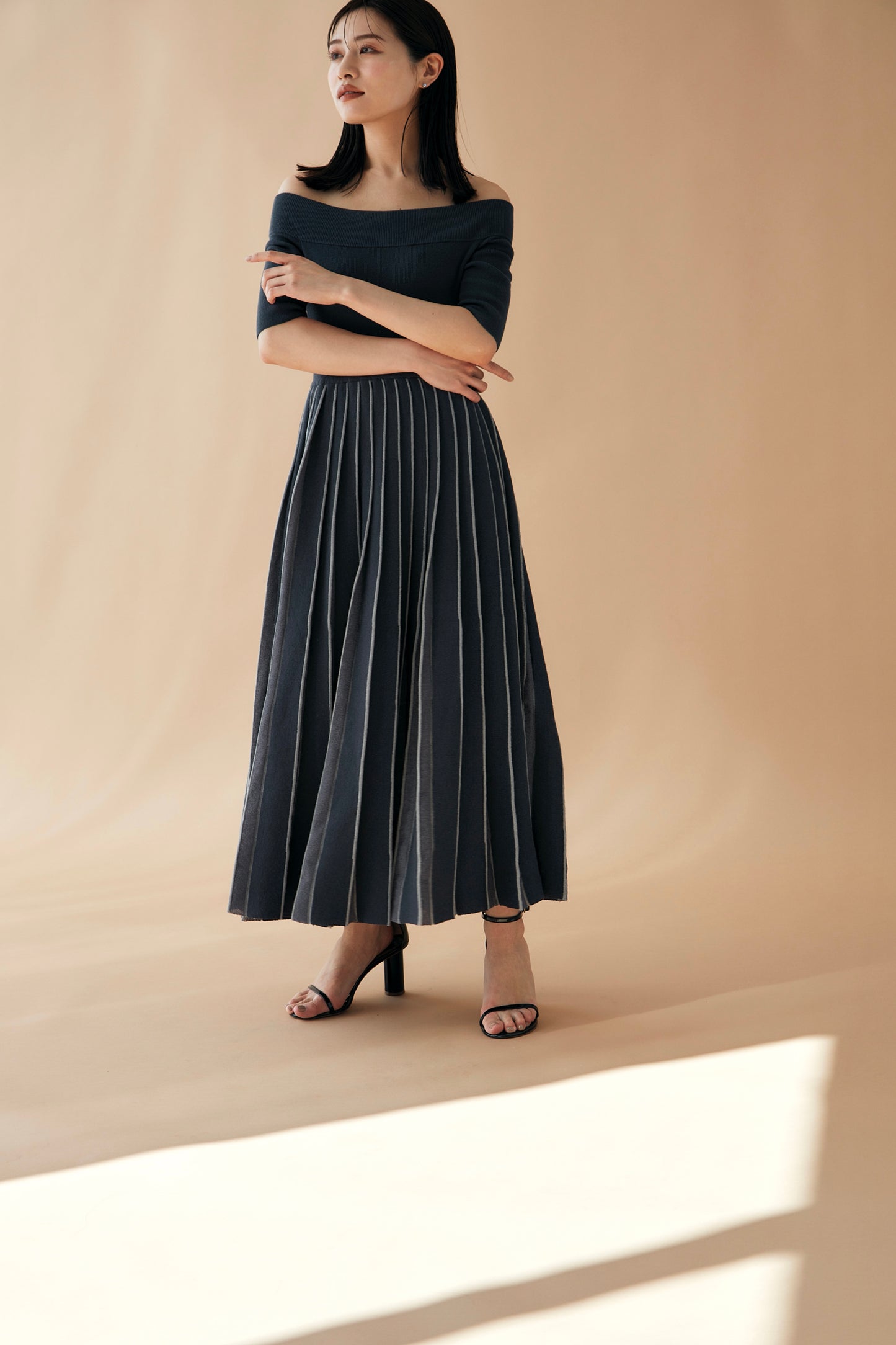 Off shoulder Pleats knit dress