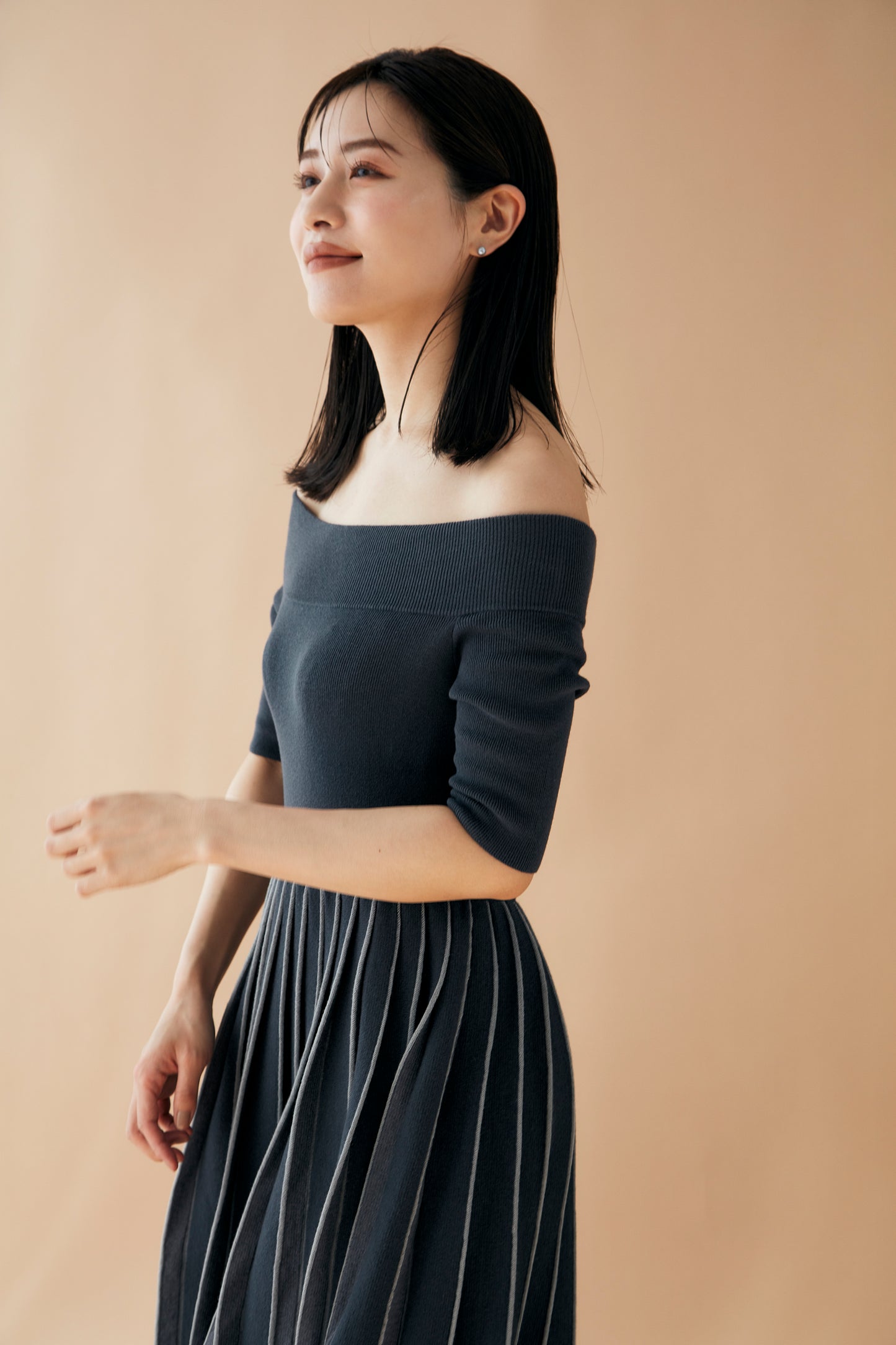 Off shoulder Pleats knit dress