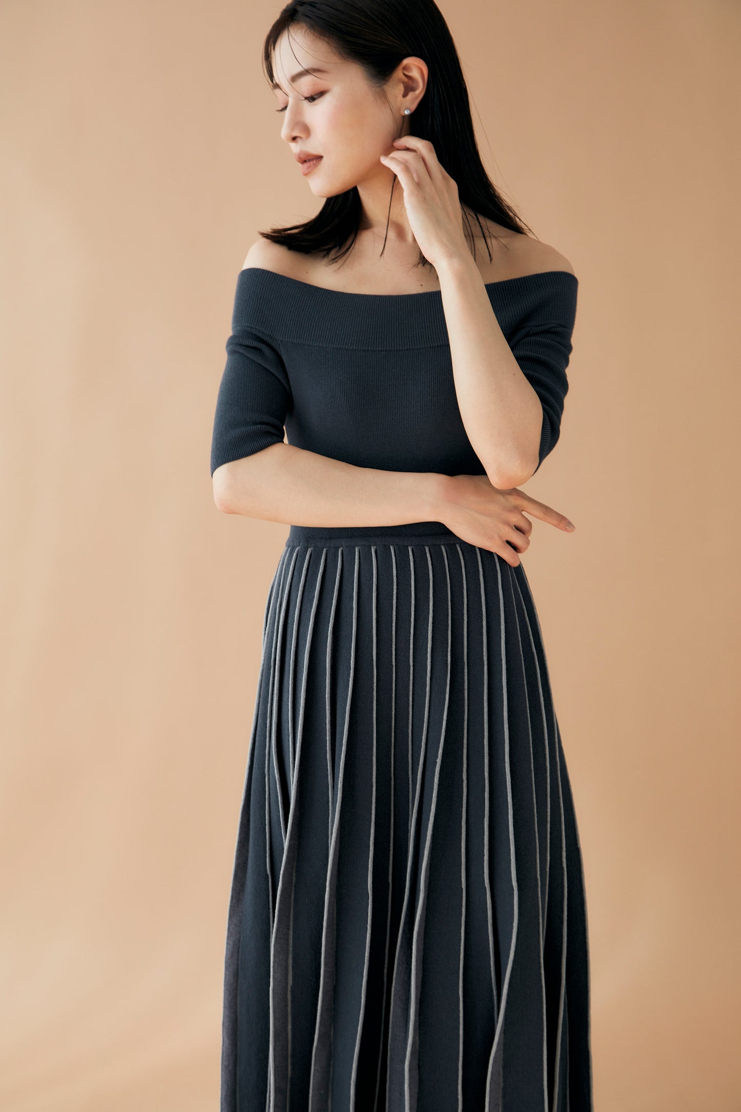 Off shoulder Pleats knit dress