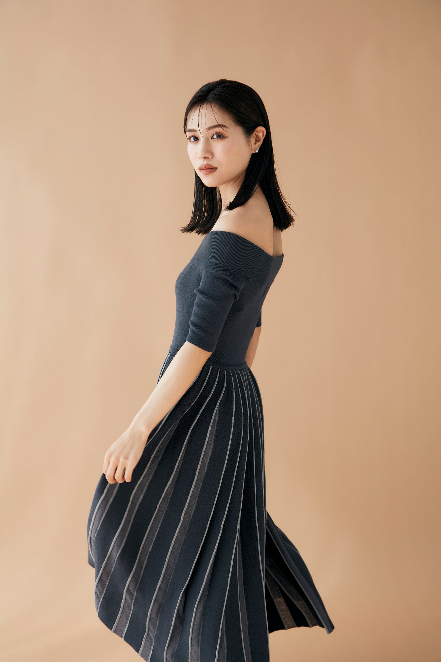 Off shoulder Pleats knit dress