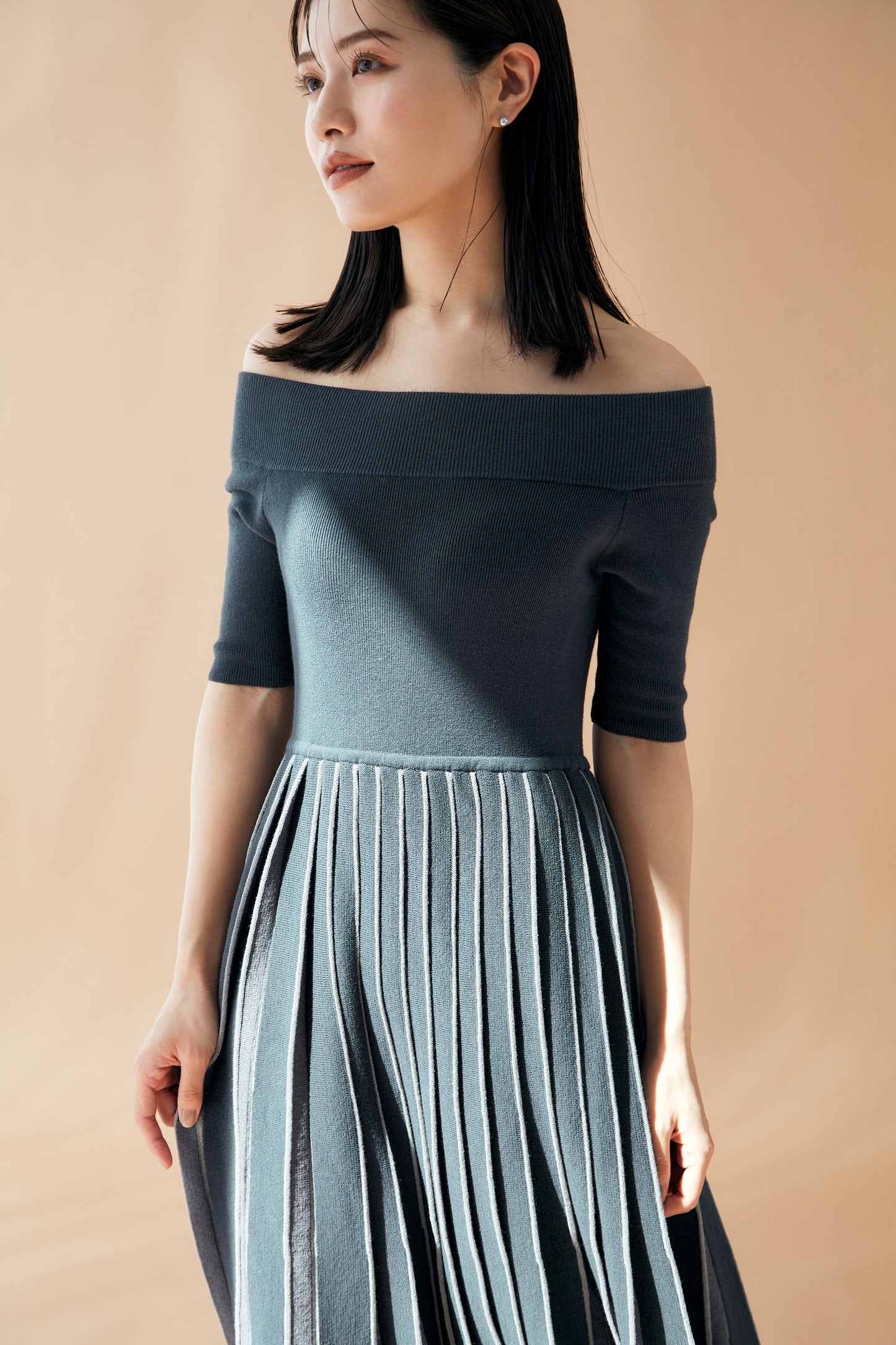 Off shoulder Pleats knit dress