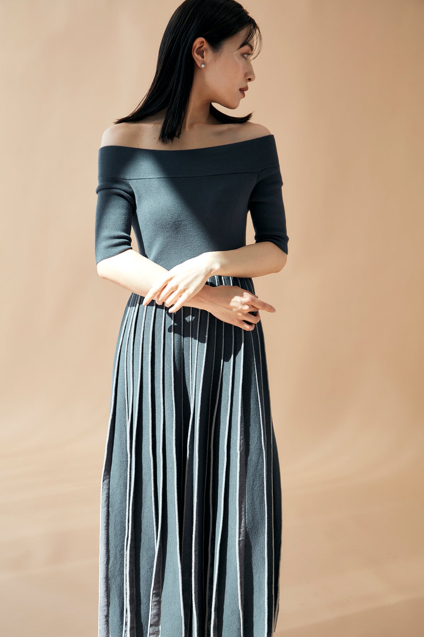 Off shoulder Pleats knit dress