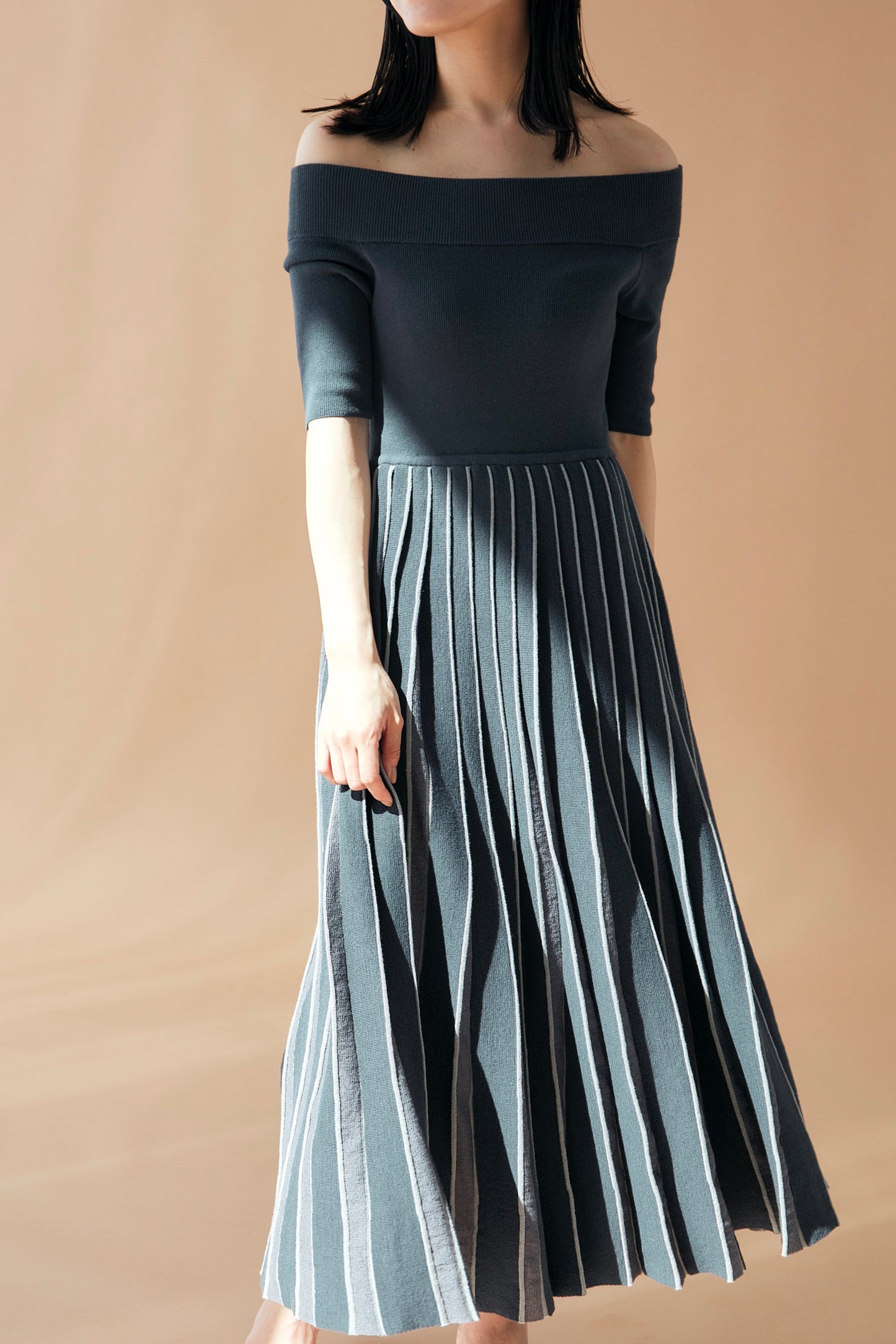 Off shoulder Pleats knit dress