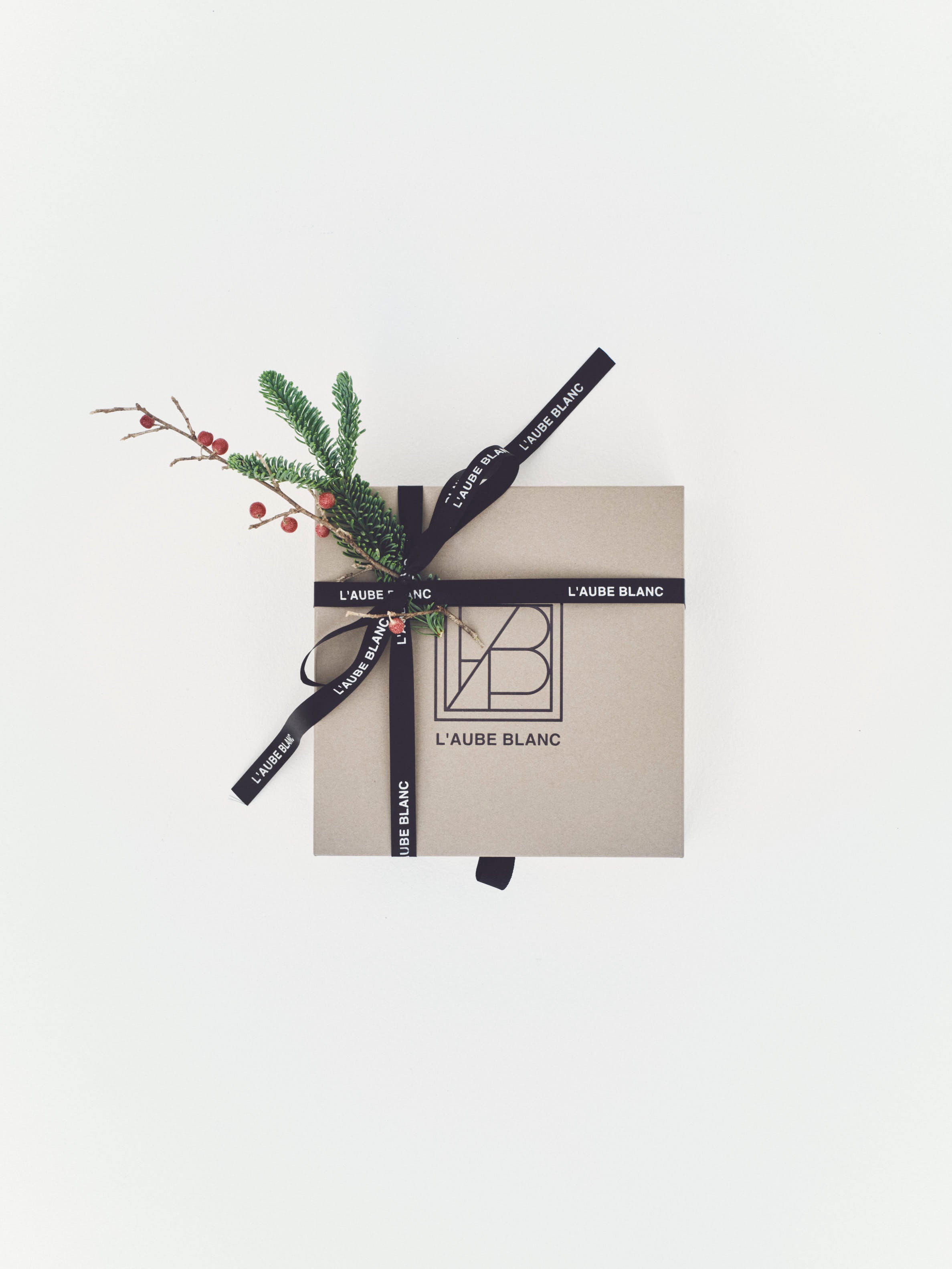L’AUBE BLANC Present Campaign