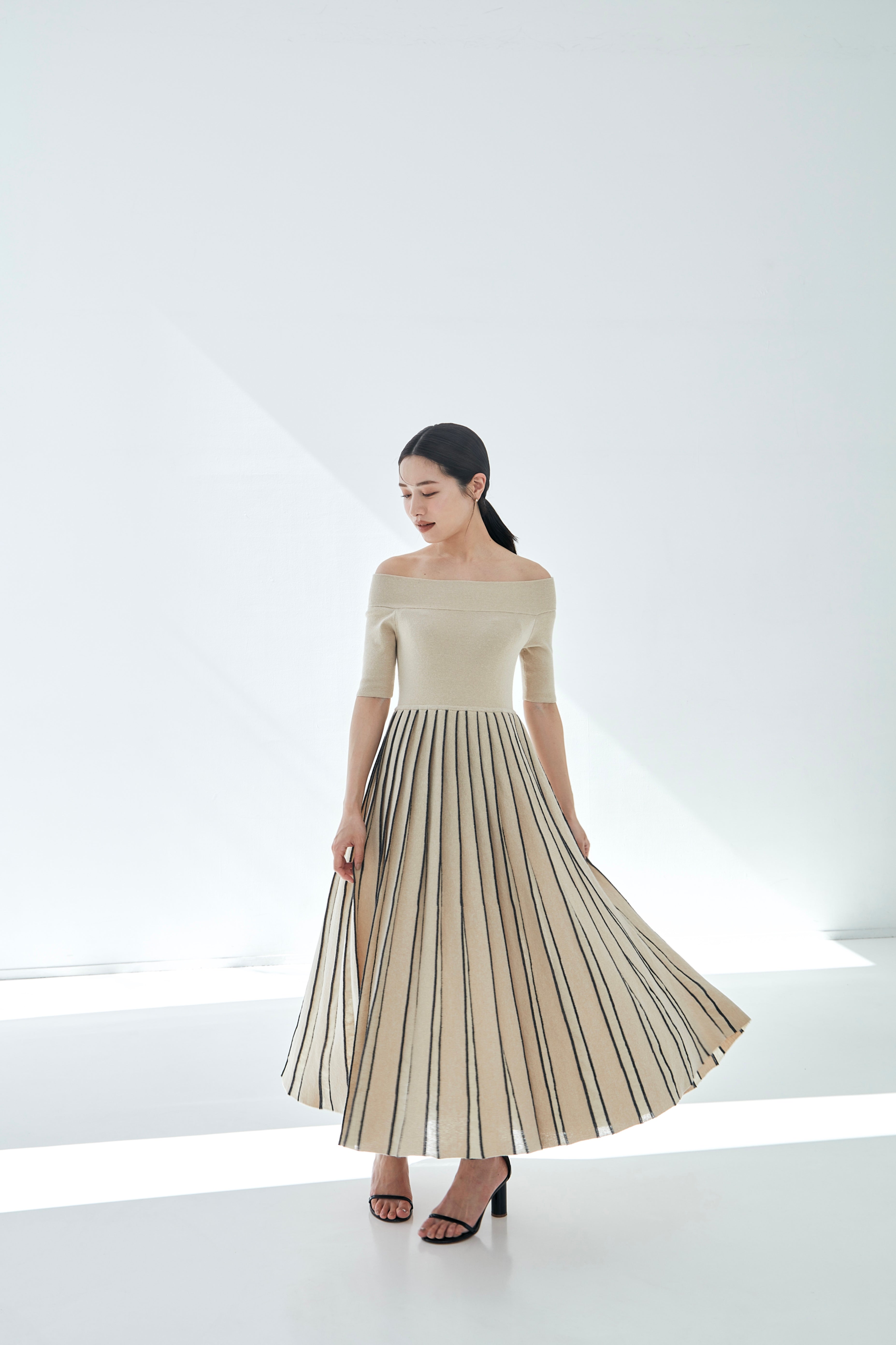 Off shoulder Pleats knit dress