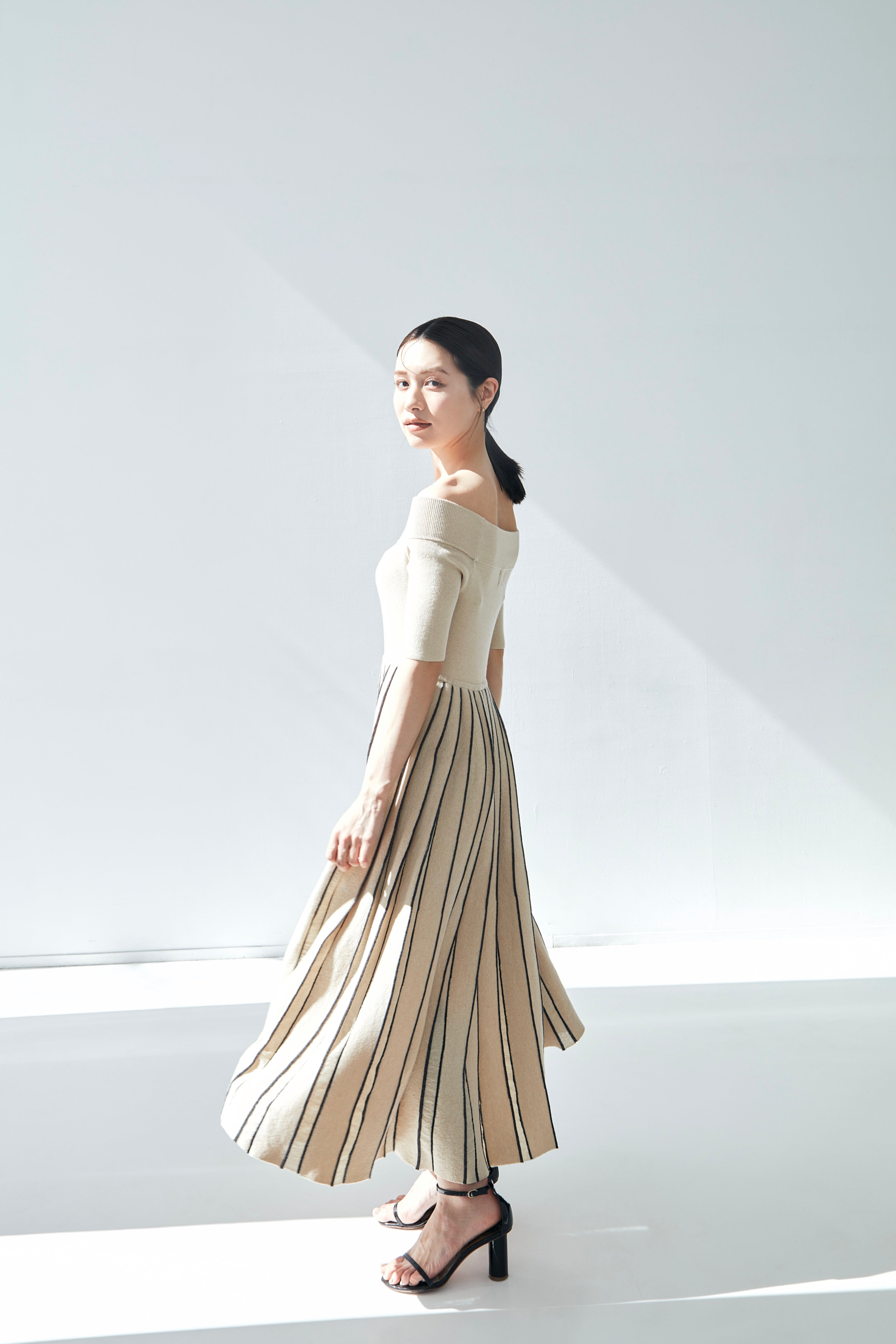 Off shoulder Pleats knit dress