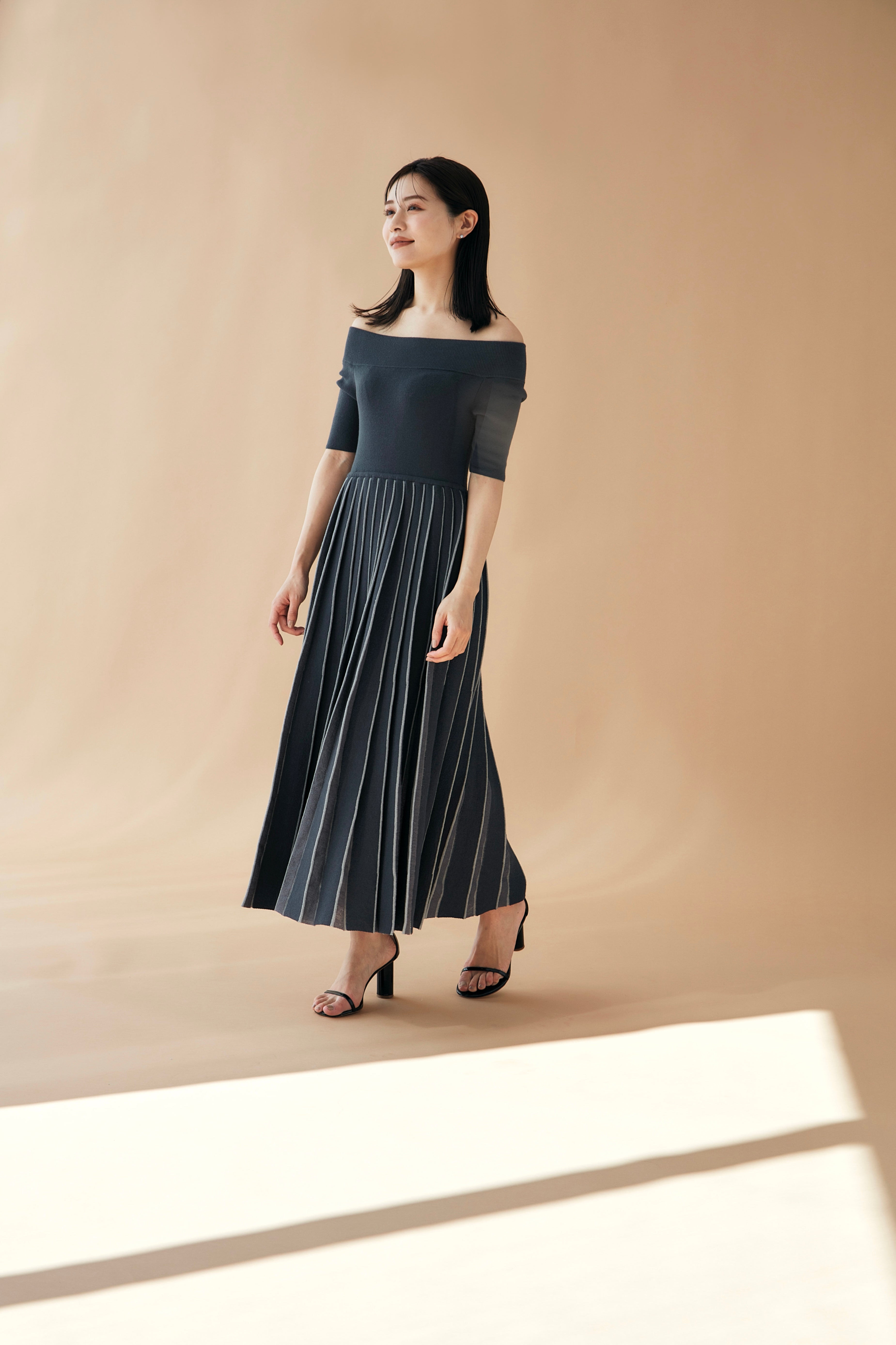 Off shoulder Pleats knit dress