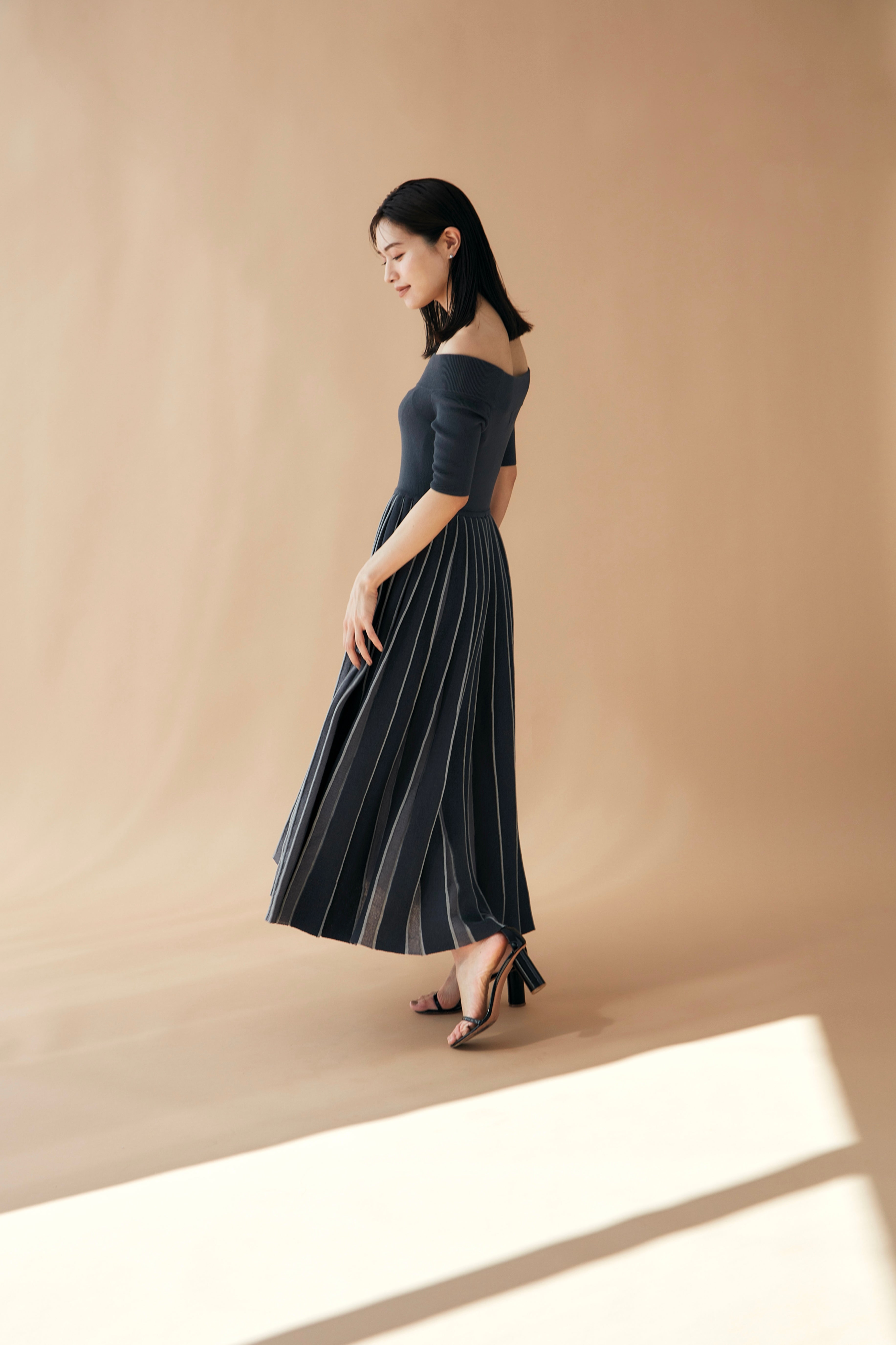 Off shoulder Pleats knit dress